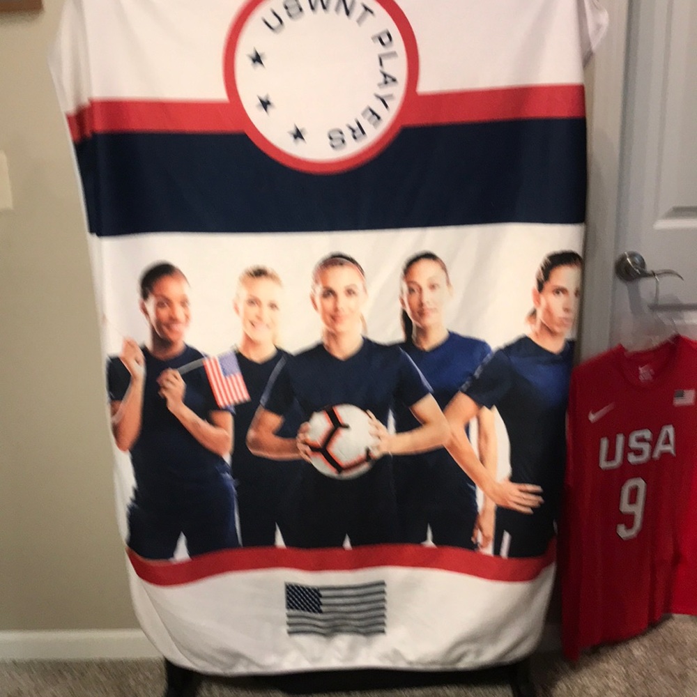 USWNT Players throw